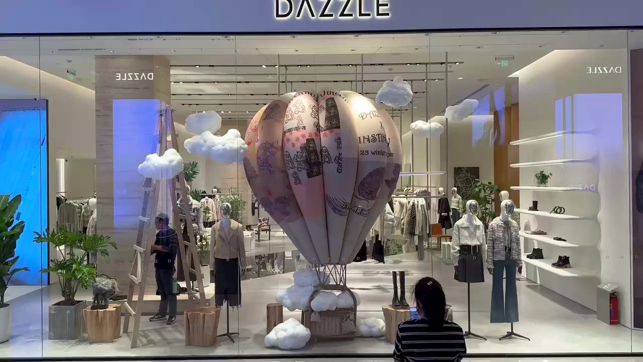 地素时尚 DAZZLE 大连新店橱窗 热气球与云