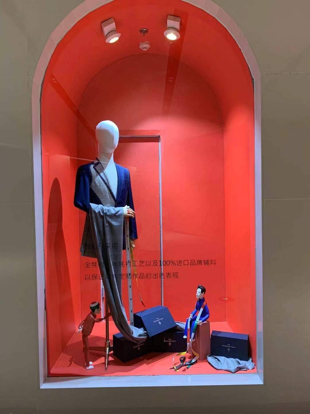 玩偶与服饰橱窗陈列