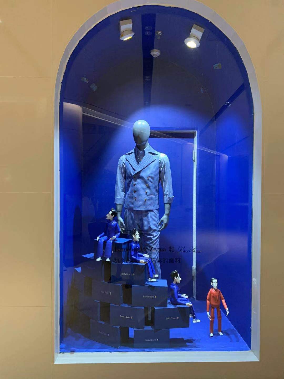 阶梯陈列的玩偶群 蓝色展柜
