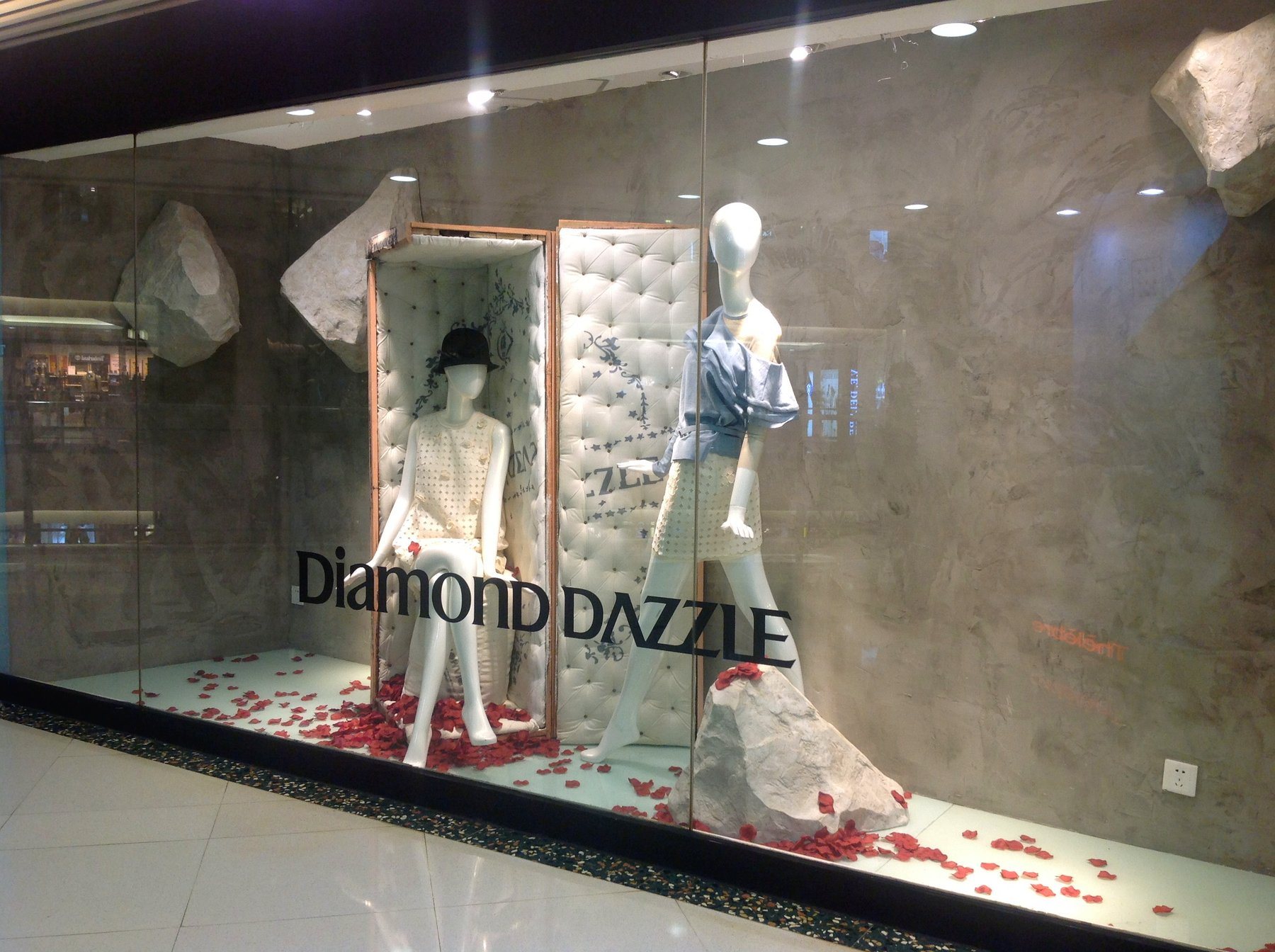 DIAMOND DAZZLE 玫瑰花瓣橱窗现场